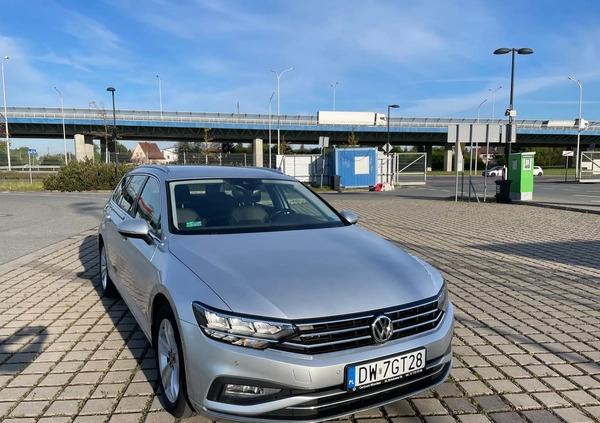 Volkswagen Passat cena 93500 przebieg: 92900, rok produkcji 2019 z Wrocław małe 121